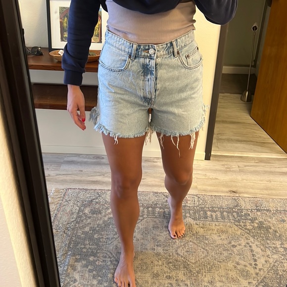 Zara light wash jean shorts - Picture 3 of 3